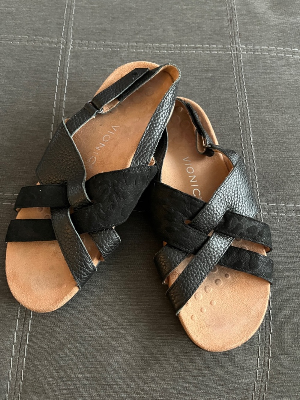 Vionic Black Crossover Slingback Sandals with Tan Footbed Sz. 8